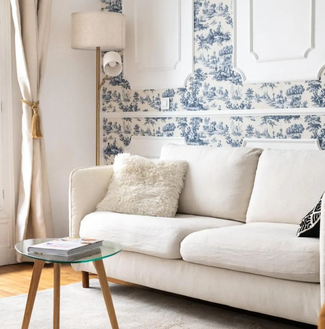 Charming Parisian Flat Near Eiffel Tower Apartment