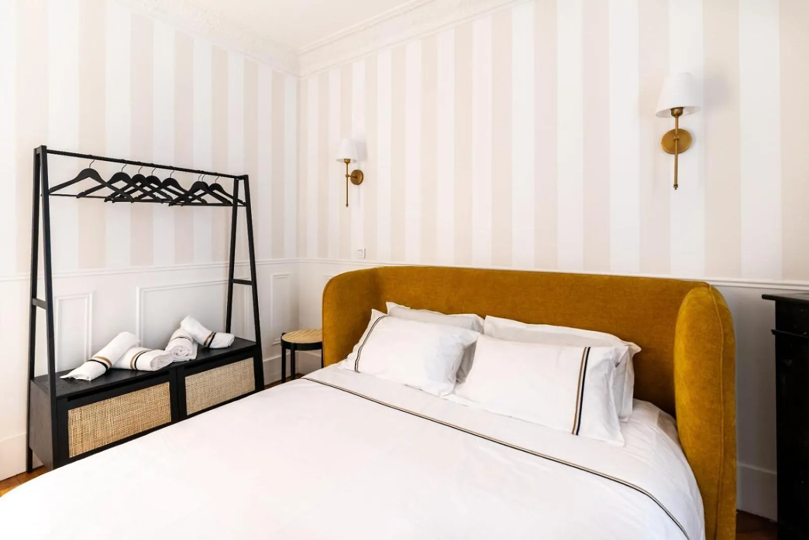 Charming Parisian Flat Near Eiffel Tower contacts