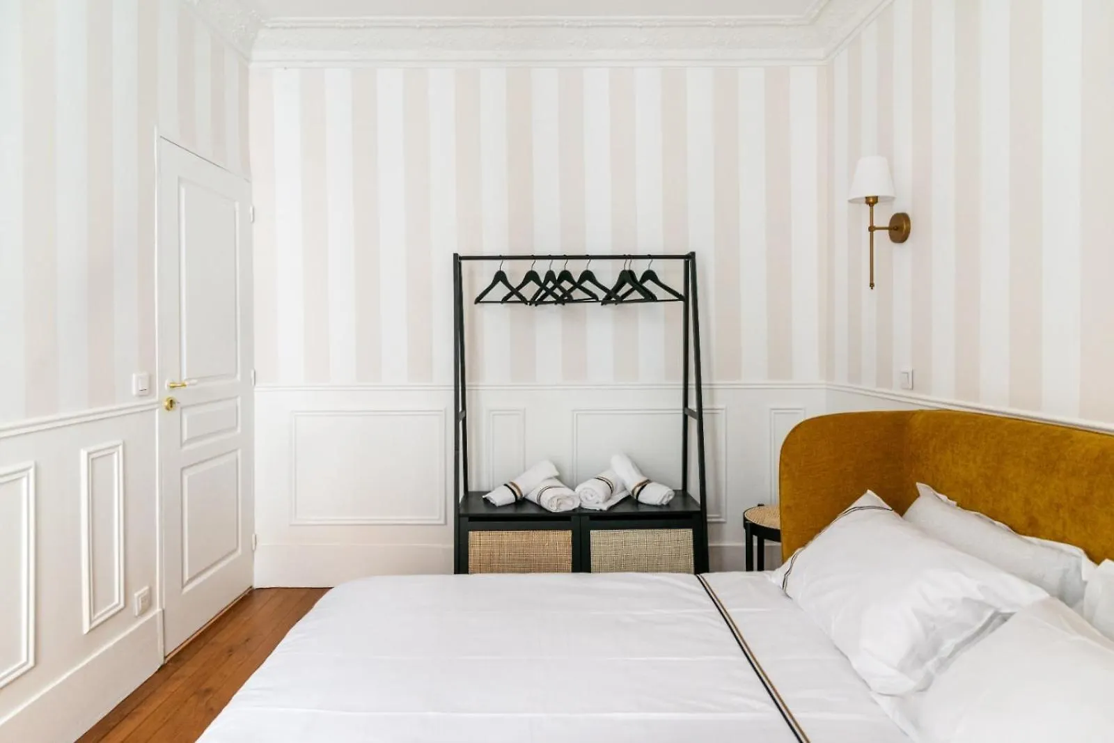 Charming Parisian Flat Near Eiffel Tower Apartment